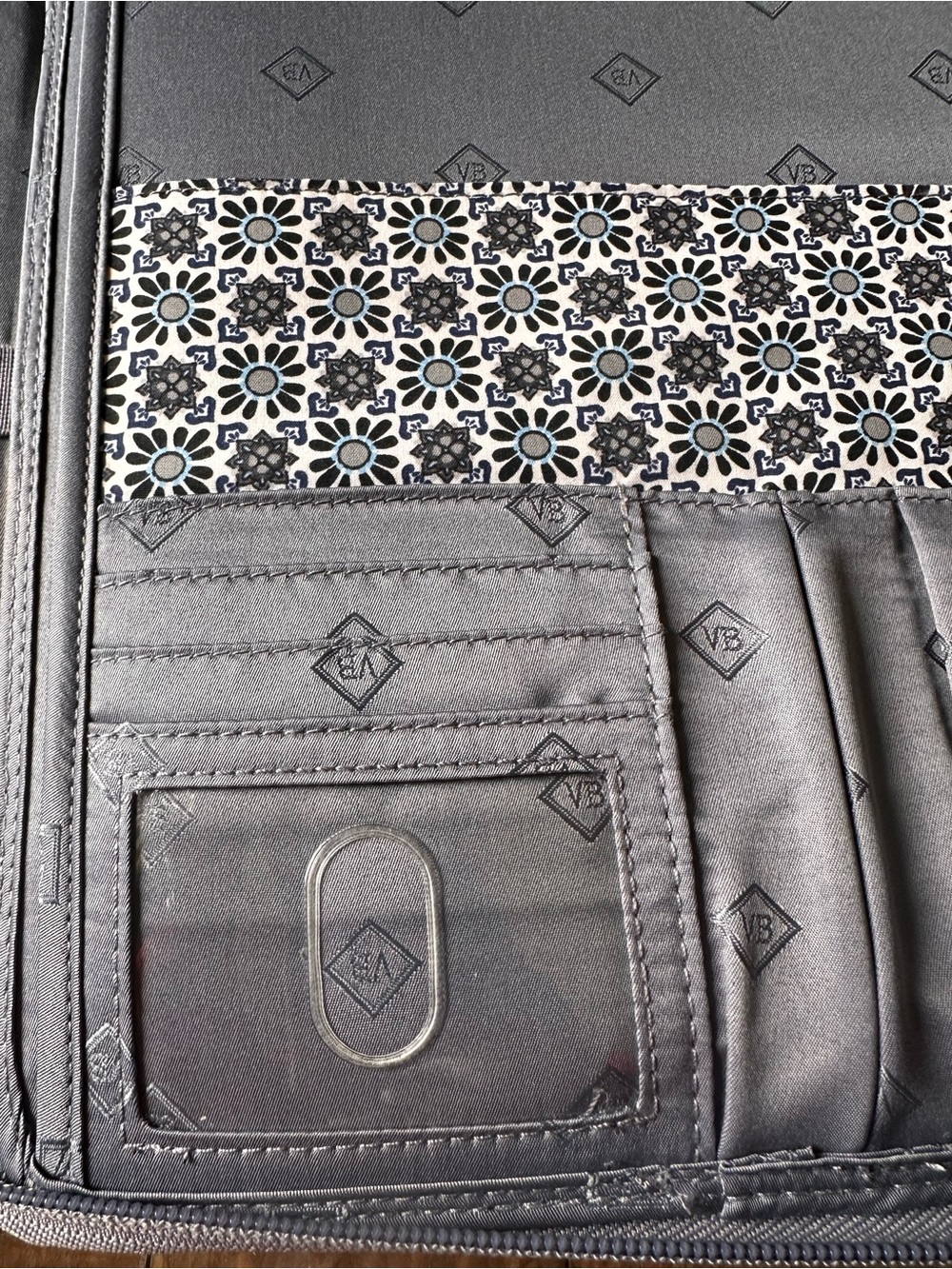 NWOT Vera Bradley Quilted Tablet iPad Organizer Case Charcoal Medallion Print - Picture 7 of 8
